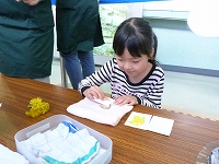 女の子工作中