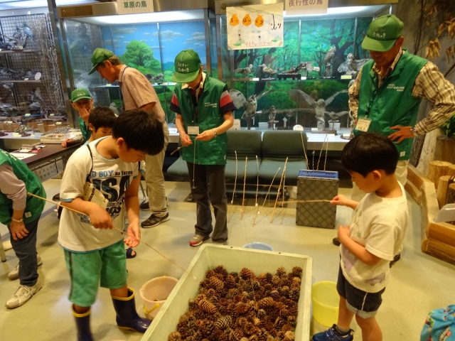 ネイチャーたかつき「松ぼっくり釣り」