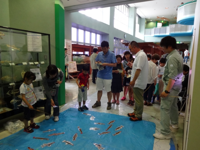 芥川・ひとと魚にやさしい川づくりネットワーク (愛称 芥川倶楽部)「紙の魚釣り」