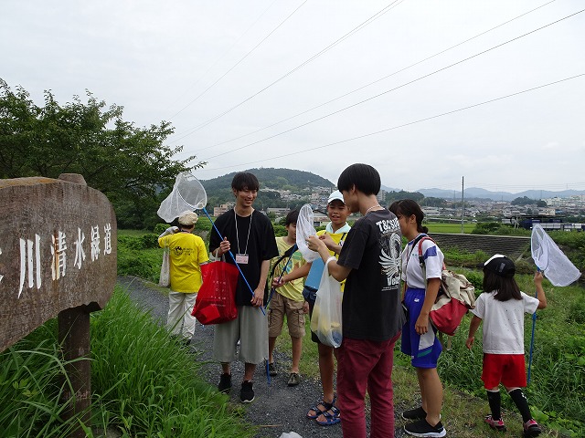 捕まえたトンボを見ながら談笑中