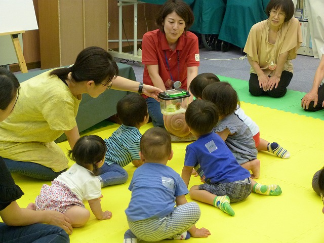 カタツムリに興味深々の子どもたち