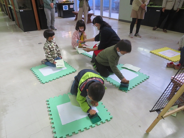 スタンプ用紙にさかなスタンプを押している様子