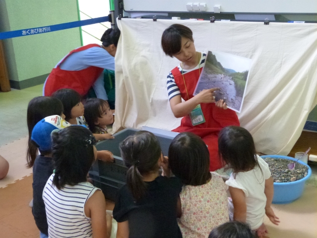 芥川の写真を見る子どもたち