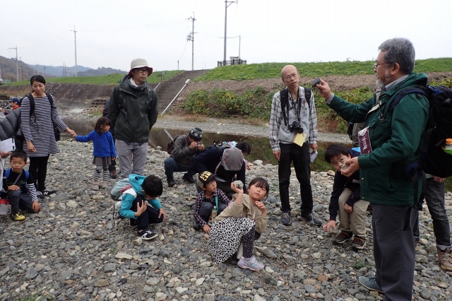 河原で石拾いをしたり、講師の解説を聞いている